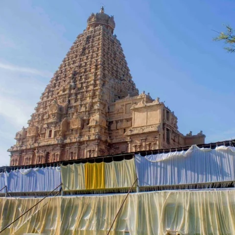 தஞ்சைப் பெரிய கோயில் வளாகத்துக்குள் பந்தல் அமைத்து யோகா நிகழ்ச்சி! - சர்ச்சையில் வாழும் கலை அமைப்பு