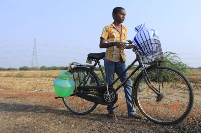 `ஒரு குடம் தண்ணீருக்கு 4 கி.மீ. அலையுறோம்!' - காவிரிக் கரையில் ஒலிக்கும் வேதனைக் குரல்கள்