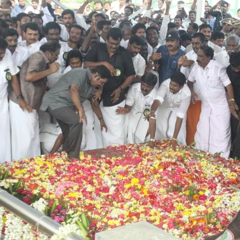 தடுமாறிய தினகரன்... விழுந்த கலைராஜன்... திணறிய தங்க தமிழ்ச்செல்வன்... ஜெ.சமாதியில் நடந்த தள்ளுமுள்ளு