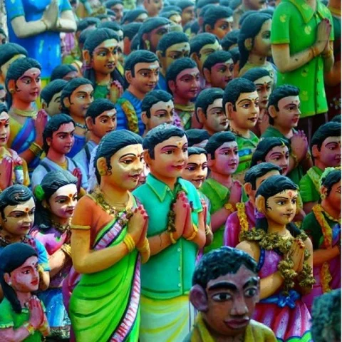 டாக்டர், இன்ஜினீயர், போலீஸ்காரர்... சிலைவைத்து வேண்டும் பக்தர்கள்! - ஓர் ஆச்சர்யக் கோயில்