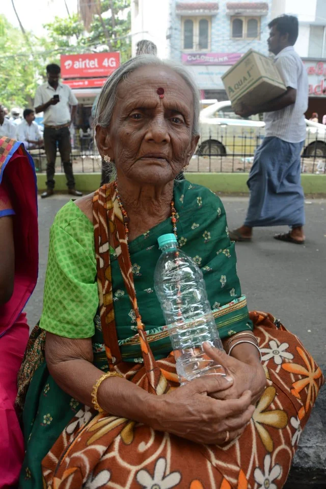 `ஒரு தடவையாவது பார்த்துட்டுப் போறேன்..!’ - 88 வயதில் மருத்துவமனை வாசலில் தவிக்கும் நெல்லை மூதாட்டி