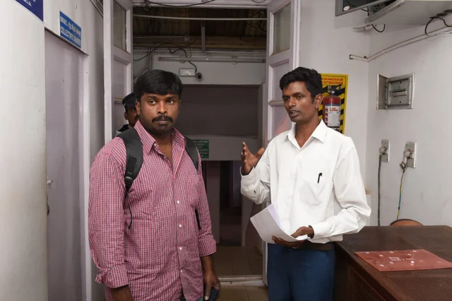 `2.55 மணிக்கு வந்துட்டேன், வேட்புமனுத் தாக்கல் செய்ய விடல!'- வெளிநாட்டு வங்கிப்பணியை துறந்தவர் வேதனை