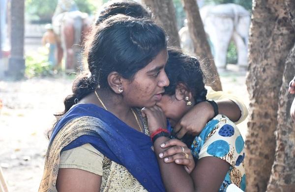 `எங்க அம்மாவைக் கண்டுபிடித்து தாருங்கள்!’ - கதிராமங்கலத்தில் போராடும் பெண் குழந்தைகள்