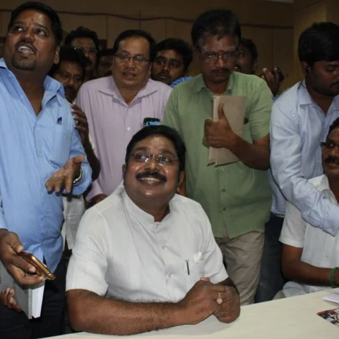 `யாரும் பார்க்காதபோது ஓர் அமைச்சர் வணக்கம் போட்டார்!’ - ரகசியம் உடைத்த தினகரன்