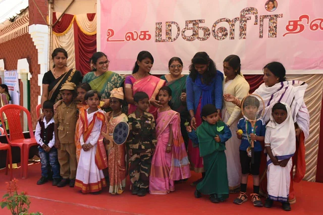 ஊட்டியில் மகளிர் தினக் கொண்டாட்டம் - தூய்மைப் பணியாளர்களுக்கு கேக் ஊட்டி மகிழ்ந்த ஆட்சியர்