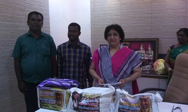 வெள்ளத்தால் பாதிக்கப்பட்டவர்களுக்கு நிவாரணப் பொருள் வழங்கிய ரஜினிகாந்த்! (படங்கள்)