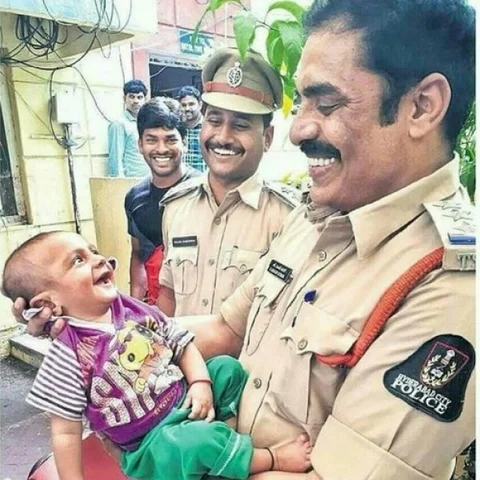 மீட்கப்பட்ட குழந்தையின் பொக்கைவாய்ச் சிரிப்பு! - உருகிய இன்ஸ்பெக்டர்