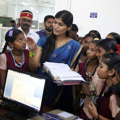 'கலெக்டர் எப்படி இருப்பாங்க?'- சேலம் ஆட்சியர் ரோஹிணியிடம் நெகிழ்ந்த மாணவிகள்!