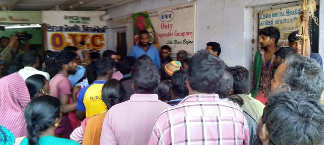 தலையில் குப்பையைக் கொட்டிய இளைஞர் - கொதித்தெழுந்த நீலகிரி மாவட்ட தூய்மைப் பணியாளர்கள்!