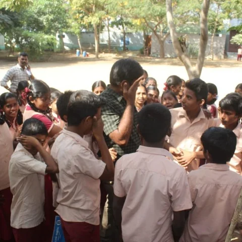 `எங்களுக்கு அப்பா மாதிரி; சுரேஷ் சாரை மாத்தாதீங்க!’ - பாசப்போராட்டம் நடத்திய மாணவர்கள்