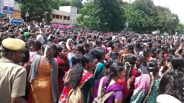 காயிதே மில்லத் கல்லூரி மாணவிகள் திடீர் மறியல்! (படங்கள்)