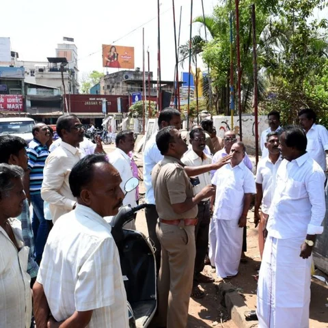 தஞ்சையில் கொடிகம்பங்களை அகற்றுவதில் தகராறு - தேர்தல் அலுவலர்களிடம் அரசியல் கட்சியினர் வாக்குவாதம்