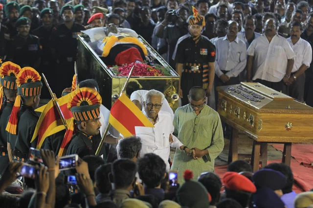 நூறு விமர்சனங்கள்... ஆயிரம் காதல்கள்..! கருணாநிதியோடு ஓர் இறுதிப்பயணம்