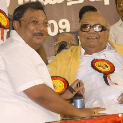 'என்னை யாரும் கேள்வி கேட்க முடியாது' - கருணாநிதிக்கு, அழகிரி சாட்டையடி பதில்!