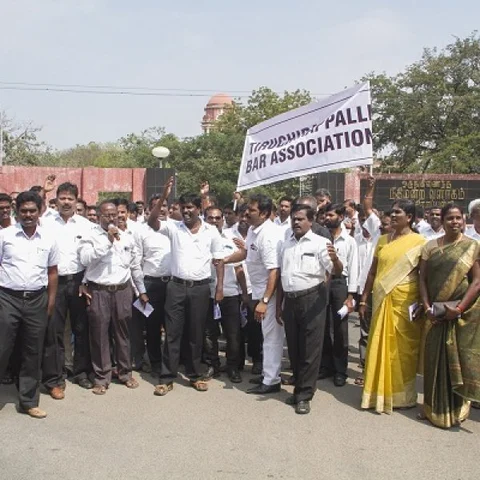 திருச்சியில் அடிக்கடி நடக்கும் காவல்துறை - வழக்கறிஞர்கள் மோதல் போராட்டம்..!