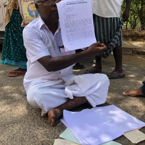 `17 ஊரணிகளைக் காணோம்; கண்டுபிடித்துக்கொடுங்க!' - கலெக்டர் ஆபீஸில் வி.சி.க பிரமுகர் தர்ணா