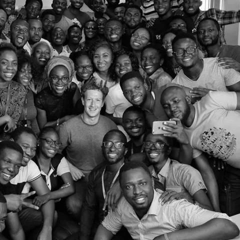 அட... நம்ம மார்க்கும் ஃபேஸ்புக்லதான் லவ் பண்ணிருக்காரு! #HBDMarkZuckerberg