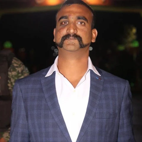 பாதுகாப்புக்கு அச்சுறுத்தல் - விங் கமாண்டர் அபிநந்தனை இடமாற்றம் செய்தது விமானப்படை!