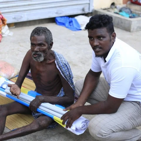 ஆதரவற்றவர்களுக்கு பேனர் வீடு!- அசத்தும் சென்னைப் பெண்