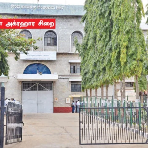 ‘சசிகலாவுக்கு சிறையில் நெருக்கடி?’ - ரகசிய கண்காணிப்பில் மூன்றுபேர்