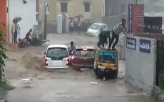 திடீர் வெள்ளத்தில் அடித்துச் செல்லப்பட்ட வாகனங்கள்... நொடிப்பொழுதில் தப்பிய வாலிபர்கள்