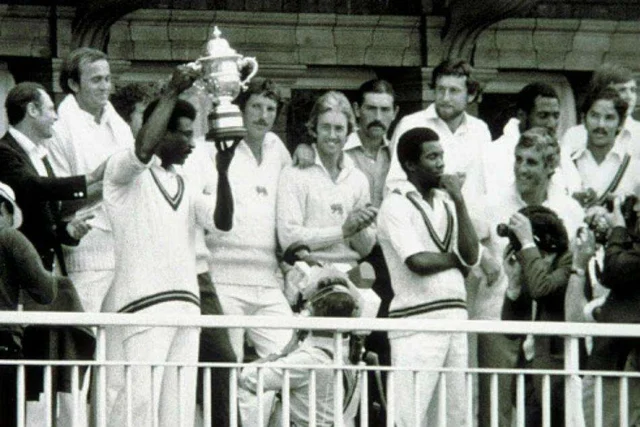 1975 உலகக் கோப்பையுடன் க்ளைவ் லாய்ட்