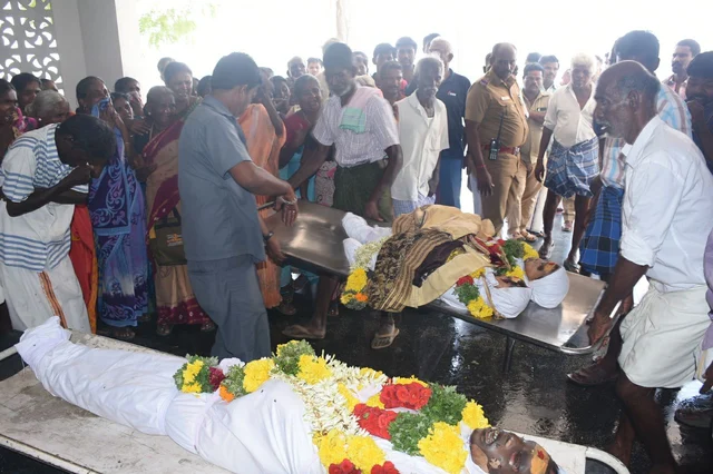 ஆளும் கட்சியினரின் கண்காணிப்பில் தீக்குளித்தவர்களின் உடல்கள் தகனம்..!