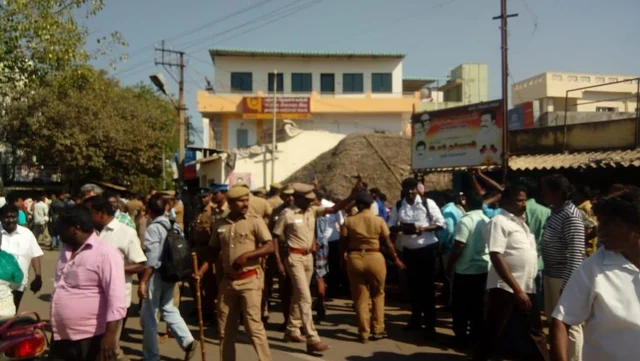 திருச்சியில் ஆக்ரோஷமாக மோதிக் கொண்ட தி.மு.க - அ.தி.மு.கவினர்! - எம்.பி மீது தாக்குதல்