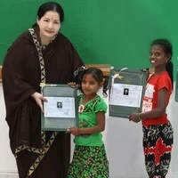 பெற்றோரை இழந்த 4 பெண் குழந்தைகளுக்கு ரூ.4 லட்சம் வைப்பு நிதி: ஜெயலலிதா வழங்கினார்