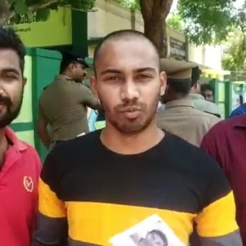 `உங்க ஓட்ட ஏற்கெனவே போட்டுட்டாங்க!' - 'சர்கார்' பட பாணியில் இளைஞரை அதிரவைத்த அதிகாரிகள்