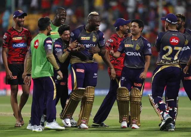 இது பௌலிங் தவறு அல்ல... கேப்டன் கோலியின் தவறு! #RCBvKKR #DreRuss