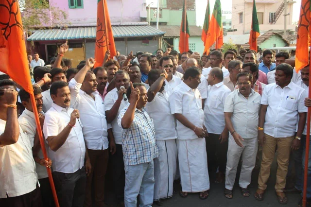 மோடிக்கு எதிராகக் கறுப்புக்கொடி காட்ட பெரியாரிய இயக்கங்கள் ஆலோசனை - பா.ஜ.க-வினர் திரண்டதால் பரபரப்பு