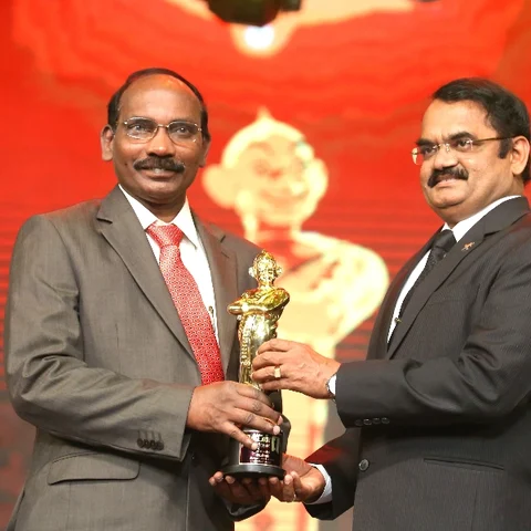 “நானும் இலக்கியவாதி. புக்லாம் எழுதிருக்கேன்!” - மயில்சாமி அண்ணாதுரையின் கலகல ஷேரிங் #AnandaVikatanNambikkaiAwards