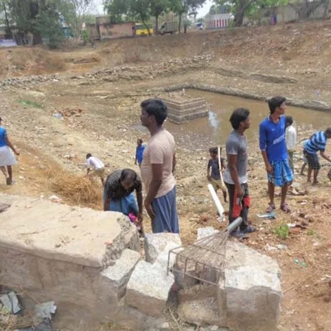 `அதிகாரிகளை நம்பினால் வேலைக்காகாது!’ - குளங்களைத் தூர்வாரிய இளைஞர்கள்