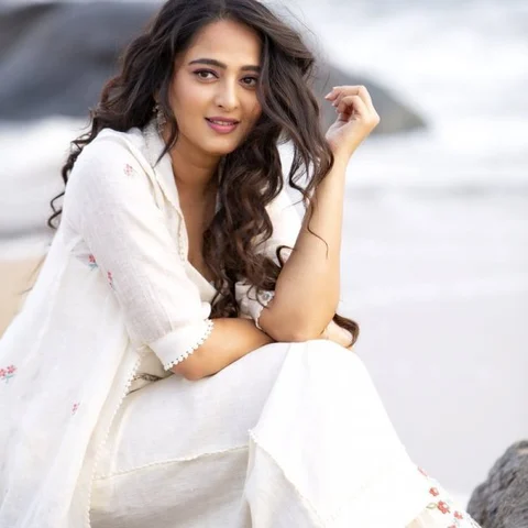 அனுஷ்கா இஸ் பேக்! - வைரலாகும் அனுஷ்காவின் நியு லுக் போட்டோஸ்.. காரணம் என்ன?#AnushkaShetty