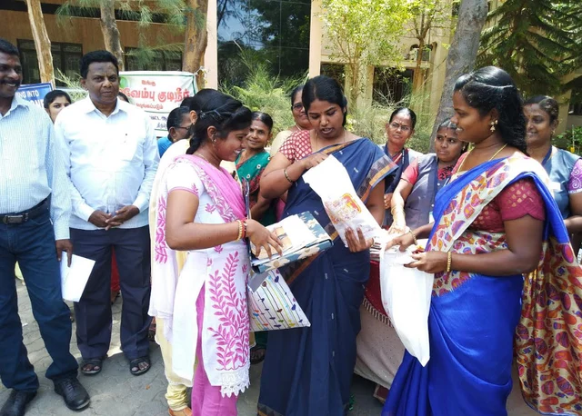 துணிப்பைகளுடன் செல்ஃபி எடுத்து ஃபேக்ஸ்புக்கில் போட்டால் பரிசு! நெல்லை கலெக்டர் அறிவிப்பு