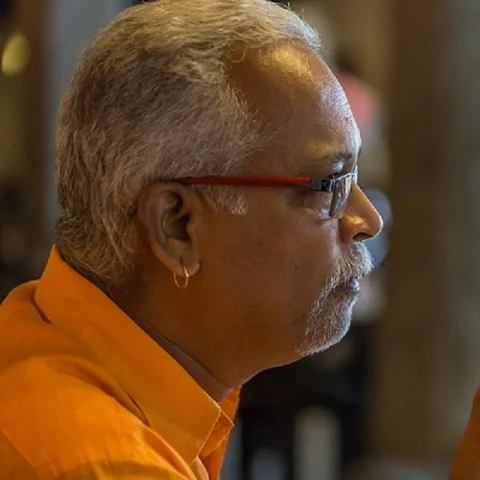 ‘சேரி பிஹேவியர் ’ என்று சொன்ன காயத்ரிக்கு சாரு நிவேதிதா சொல்லும் விநோத தண்டனை!