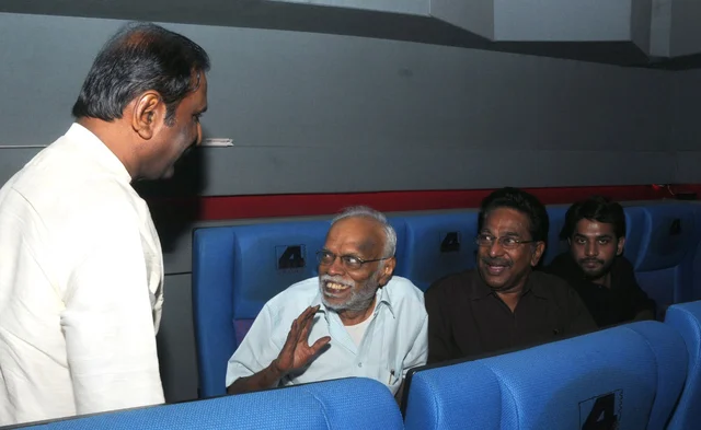 'கபாலி’ படம் பார்த்தார் வைரமுத்து!
