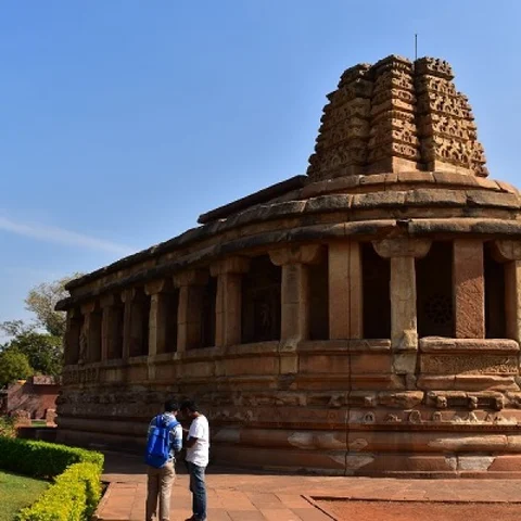 ஒரே கிராமத்தில் 120-க்கும் மேற்பட்ட கோயில்கள்... சிற்பக் களஞ்சியமாக விரிந்து கிடக்கும் அய்ஹோல்