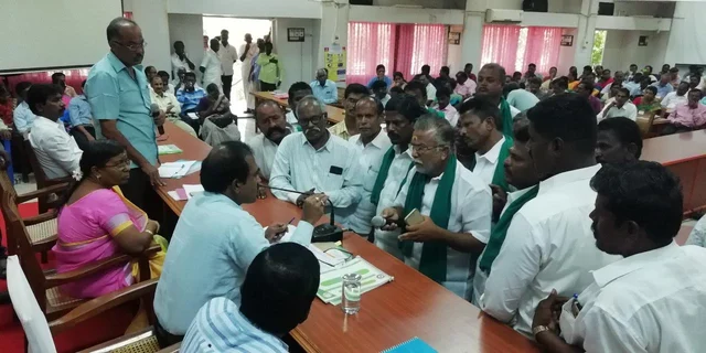 `ஆடு, மாடு குடிக்கத்தான் தண்ணீர் கேட்கிறோம்!’ - சிவகங்கை ஆட்சியரிடம் முறையிட்ட விவசாயிகள்