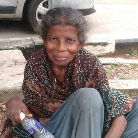 பிச்சை எடுக்கும் ஆசிரியை... மீட்க உதவிய ஃபேஸ்புக்... ஒரு நெகிழ்ச்சிக் கதை!