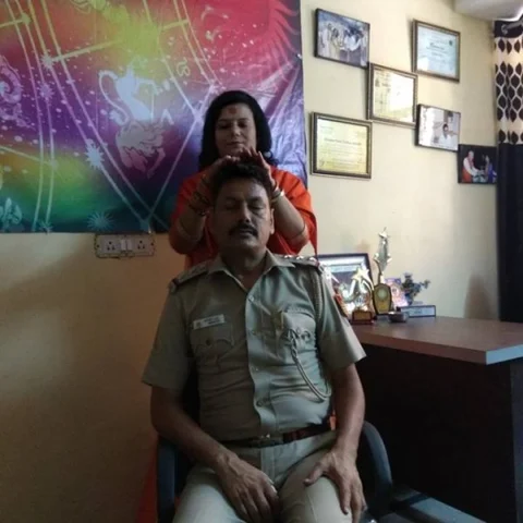 பெண் சாமியாரின் ஃபேஸ்புக் பதிவால் போலீஸ் அதிகாரிக்கு நேர்ந்த கதி!
