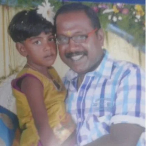 ``அப்பாவின் இறப்பைப் பொண்ணு உணரலை; அவரின் முகத்தைக்கூட பார்க்கலை!" கலங்கும் நடிகர் விஜயராஜனின் மனைவி