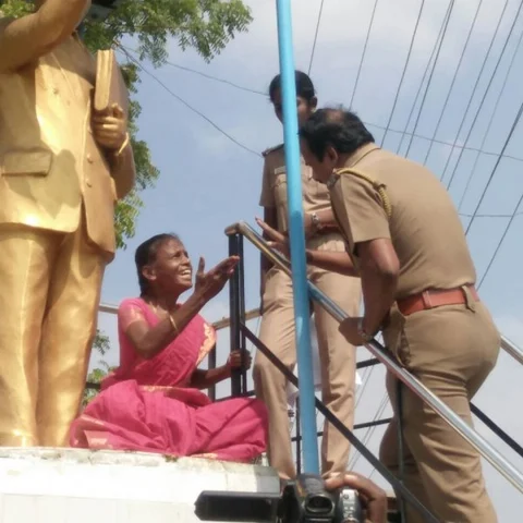 வங்கிக்கு எதிராக 'ஆட்டோ சரோஜா' போராட்டம்! - புதுக்கோட்டையில் பரபரப்பு