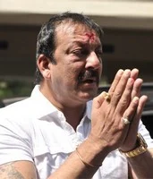 மும்பை தடா நீதிமன்றத்தில் சரணடைந்தார் சஞ்சய் தத்!