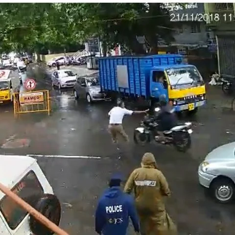 போலீஸைப் பிடித்த போலீஸ் -பதறவைக்கும் சிசிடிவி காட்சி!