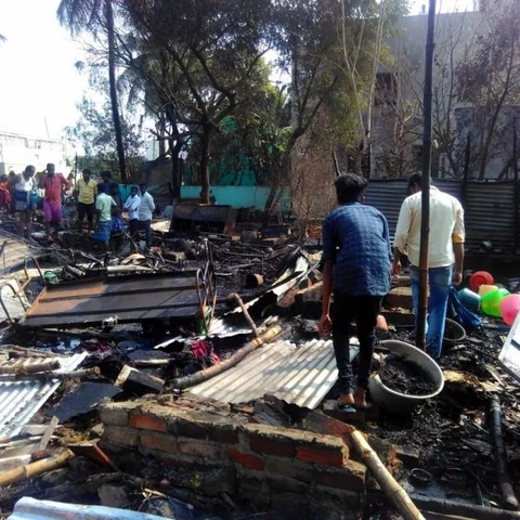 `தீயில் எரிந்து சாம்பலான 9 குடிசைகள்!’ - வேலூரில் விபரீதம்
