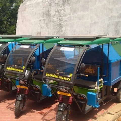 நெல்லை மாநகராட்சியில் பயன்படுத்தப்படாமல் கிடப்பில் போடப்பட்ட சோலார் வாகனங்கள்