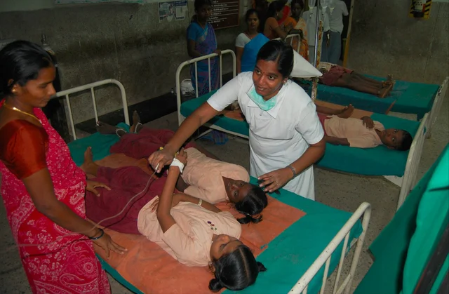 மதிய உணவு சாப்பிட்ட மாணவர்களுக்கு வாந்தி மயக்கம்