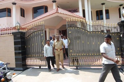 பி.ஆர்.பி. வீடு, அலுவலகங்களில் போலீஸ் அதிரடி சோதனை! (படங்கள்)